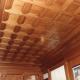 Particolare di boiserie a soffitto realizzata con pannelli bozzati