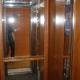 Rivestimento in legno ciliegio di ascensore condominiale