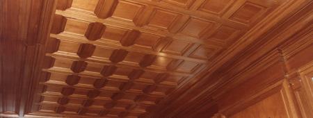 Particolare di boiserie a soffitto realizzata con pannelli bozzati